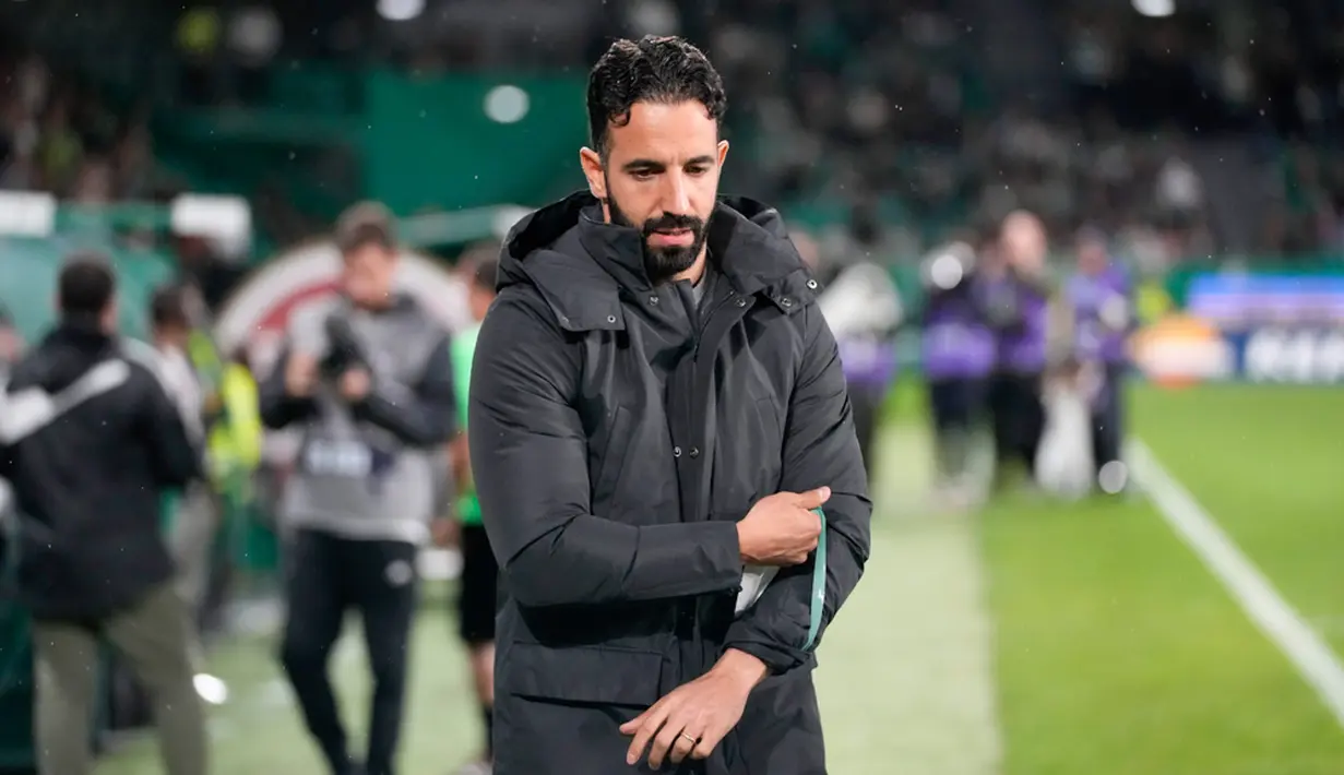 Raksasa Premier League Manchester United resmi mengumumkan penunjukan Ruben Amorim sebagai manajer baru di Old Trafford. United mengumumkan penunjukan Amorim itu pada Jumat (01/11/2024). Pria asal Portugal itu kini resmi jadi pengganti Erik Ten Hag. (AP Photo/Armando Franca)