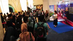Seorang mahasiswi berfoto saat mengikuti Citizen Journalist Academy Energi Muda Pertamina, Jakarta, Kamis (27/7). Acara ini merupakan program pencarian bakat mahasiswa yang kreatif dalam bidang jurnalistik. (Liputan6.com/Helmi Afandi)