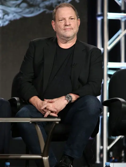 Tak mengahadiri secara langsung, namun Harvey mengikuti pertemuan itu hanya lewat sambungan telepon selama dua jam. Di saat itu juga, ia memutuskan untuk mengundurkan diri dari Weinstein Company. (AFP/Frederick M. Brown)