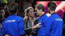 Roger Federer dipeluk oleh istrinya Mirka setelah bermain dengan Rafael Nadal dalam pertandingan ganda Piala Laver melawan Jack Sock dan Frances Tiafoe dari Tim Dunia di arena O2 di London, Jumat (23/9/2022). (AP Photo/Kin Cheung)