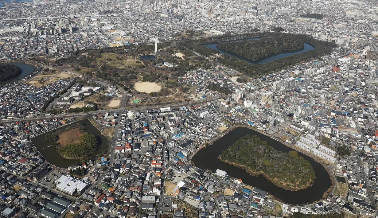 Pandangan udara menunjukkan bagian dari kompleks makam kuno Mozu-Furuichi (Mozu-Furuichi Kofun Group) di Provinsi Osaka, Jepang, Selasa (4/2/2020). UNESCO menetapkan Mozu-Furuichi sebagai warisan dunia kategori budaya pada tahun 2019 lalu. (Xinhua/Du Xiaoyi)