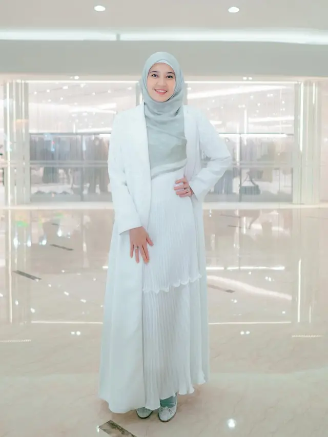 6 Pilihan Gamis Simpel Putih ala Dhini Aminarti, Referensi Tampil Syari dan Modis di Usia 40-an