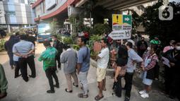 Warga antre untuk menukarkan uang rupiah kertas baru emisi 2022 di Pasar Senen, Jakarta, Selasa (23/8/2022). Bank Indonesia (BI) memastikan uang tersebut sudah bisa tersedia di ATM perbankan konvensional mulai 19 Agustus 2022. (Liputan6.com/Faizal Fanani)