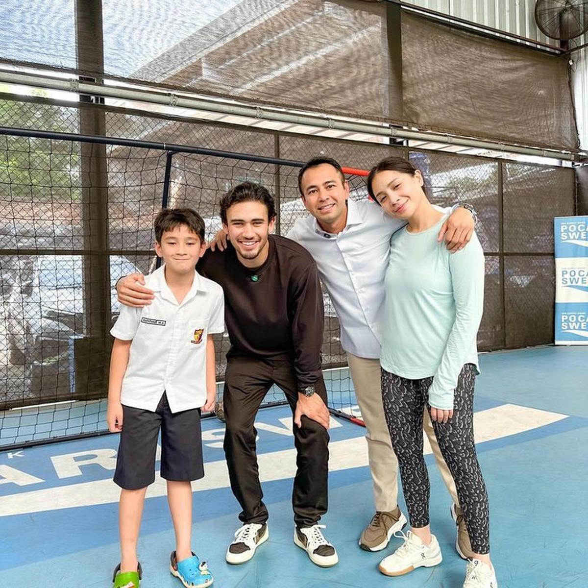 9 Potret Pemain Timnas Nathan Tjoe-A-On Datang ke Rumah Raffi Ahmad, Akrab dengan Rayyanza - Main Bola Bareng