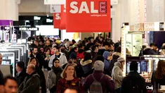 Para calon pembeli mencari barang murah selama Boxing Day di Selfridges, London, Rabu (26/12).  Pada Boxing Day ini, hampir semua toko yang memberikan pesta diskon diserbu para pembeli dan terjadi antrean panjang.  (Isabel Infantes/PA via AP)