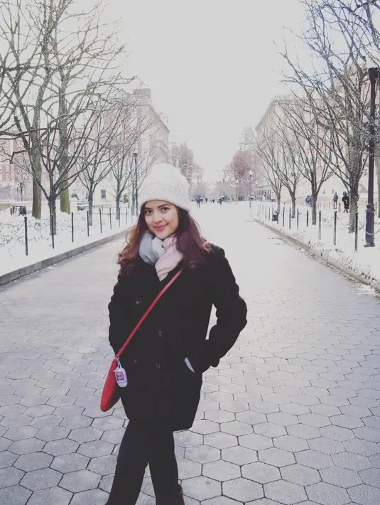 Model baju hangat Tasya memang sangat beragam. Pasalnya, ini menjadi salah satu kebutuhannya selama berada di luar negeri. Selain itu, syal dan topi kupluk pun juga tak ketinggalan. (Instagram/tasyakamila)