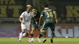 Pemain Arema FC, Kushedya Hari Yudo berusaha melewati pemain Tira Persikabo pada laga Shopee Liga 1 di Stadion Pakansari, Bogor, Senin, (2/3/2020). Tira Persikabo takluk 0-2 dari Arema FC. (Bola.com/M Iqbal Ichsan)