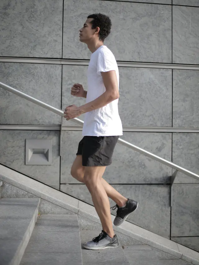 Contoh ilustrasi berolahraga dengan menggunakan tangga