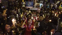Massa pendukung Ahok menyalakan lilin di depan Rutan Cipinang (Liputan6.com/ Muhammad Radityo Priyasmoro)