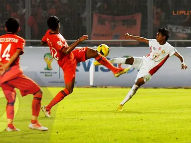 Rohit Chand (Persija Jakarta - tengah) berusaha menahan bola yang ditendang Ricky Akbar Chorella (Semen Padang) (Liputan6.com/Helmi Fithriansyah) 