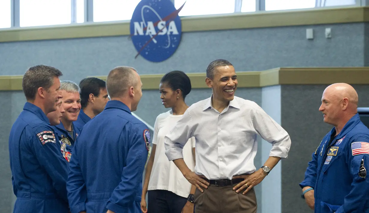 Presiden AS Barack Obama dan Ibu Negara Michelle Obama berbicara dengan Astronaut Mark Kelly (kanan) di Pusat Pengaktifan Peluncuran Pusat Peluncuran 1 di Kennedy Space Center, Florida, 29 April 2011. (AFP Photo/Saul Loeb)