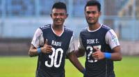 Dua pemain Arema, Dedik Setiawan dan M Rafli, bertukar jersey menyambut akhir musim Liga 1 2018. (Bola.com/Iwan Setiawan)