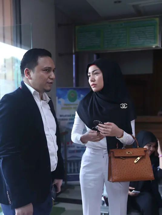 Dari pengamatan bintang.com di lokasi sidang, perempuan kelahiran medan 26 tahun silam ini tidak terlihat kesedihan menjelang berakhirnya pernikahannya. (Nurwahyunan/Bintang.com)