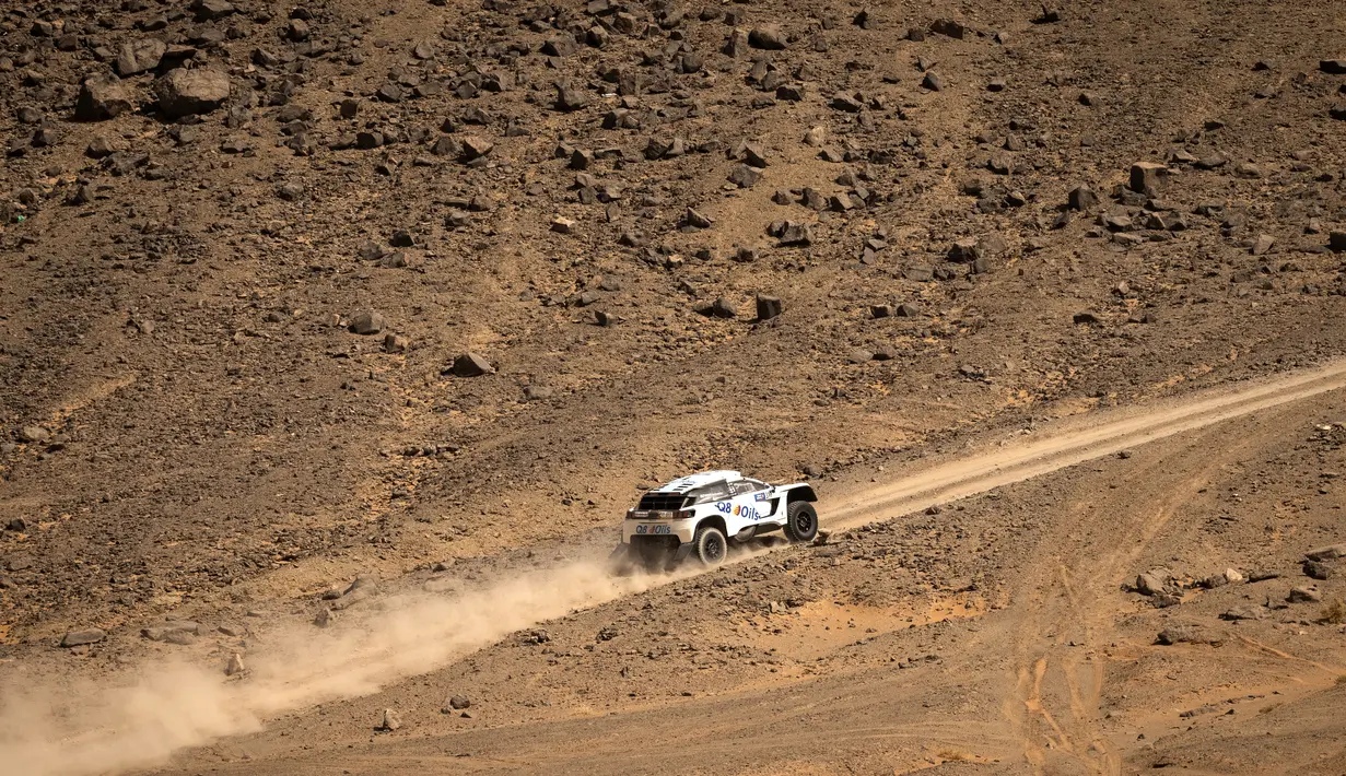 Pasangan Prancis Lionel Baud dan co-driver Jean-Michel Garcin bersaing di Peugeot 3008 DKR mereka selama Reli Maroko 2021 di wilayah Merzouga (10/10/2021). (AFP/Fadel Senna)