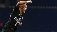 Striker PSG, Neymar, merayakan gol ke gawang Red Star pada laga Liga Champions di Stadion Parc des Princes, Paris, Rabu (3/10/2018). PSG menang 6-1 atas Red Star. (AFP/Franck Fife)