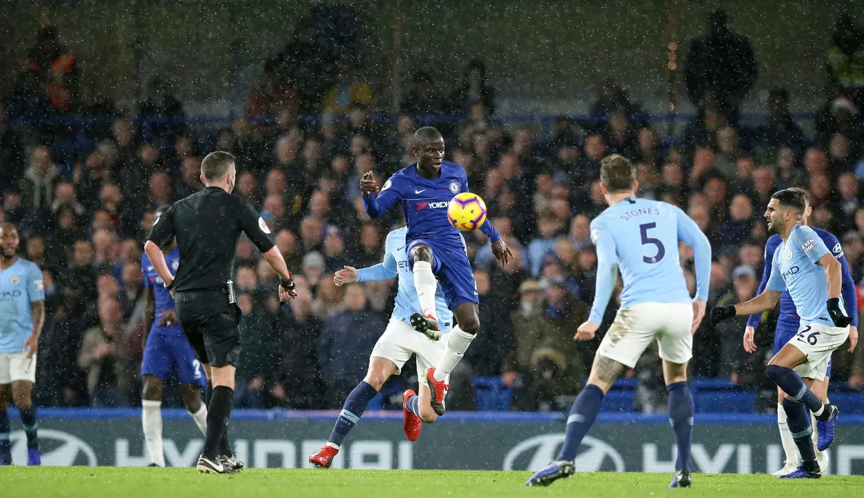 Gelandang Chelsea, Ngolo Kante berusaha mengontrol bola saat bertanding melawan Manchester City pada pertandingan lanjutan Liga Premier Inggris di Stamford Bridge di London (8/12). Chelsea menang 2-0 atas City. (AP Photo/Tim Ireland)
