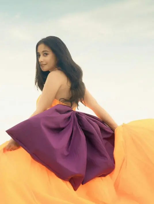 Prilly tampak anggun nan elegan mengenakan gaun cantik berwarna kuning dengan aksen pita ungu besar di bagian punggung. (FOTO: Instagram/milsonmassie).