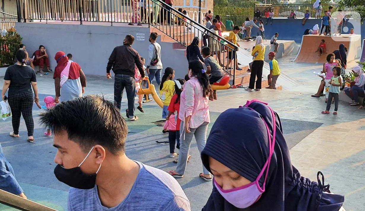 Orang tua dan anak-anak bermain di area bermain tanpa abaikan protokol kesehatan di Community Center, Pamulang Barat, Tangerang Selatan, Senin (27/7/2020). PSBB Tangerang Raya diperpanjang untuk meningkatkan kedisiplinan warga yang dinilai sudah menurun. (Liputan6.com/Fery Pradolo)