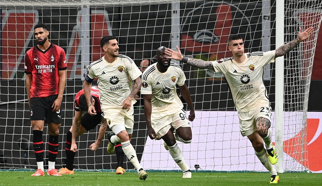 Pemain AS Roma, Gianluca Mancini melakukan selebrasi setelah mencetak gol saat pertandingan leg pertama perempat final Liga Europa 2023/2024 melawan AC Milan di Stadion San Siro, Milan pada 11 April 2024. (Isabella BONOTTO/AFP)