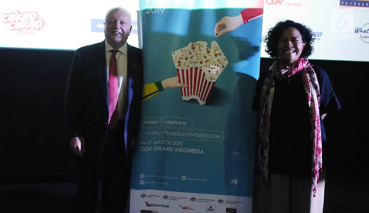 Produser film Mira Lesmana dan Dubes Australia untuk Indonesia Garry Quinlan foto bersama saat jumpa pers festival sinema Australia Indonesia di Jakarta, Jumat (8/3). (Liputan6.com/Herman Zakharia)
