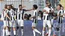 Para pemain Juventus merayakan gol saat melawan tuan rumah Empoli pada lanjutan Serie A Italia di Carlo Castellani Stadium, Empoli (2/10/2016). (EPA/Fabio Muzzi)