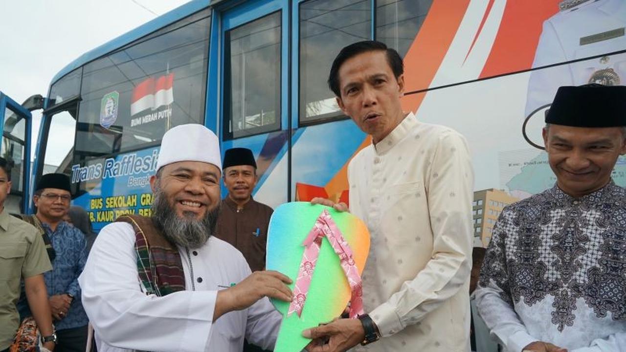 Tingkatkan Akses dan Keselamatan, Pemprov Bengkulu Serahkan Bantuan Bus Sekolah untuk Kaur