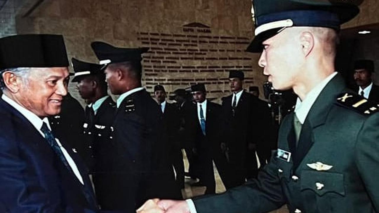 Kini Sudah Pecah Bintang, Ini Momen Brigjen Frega Wenas Jadi Perwira TNI Disalami BJ Habibie