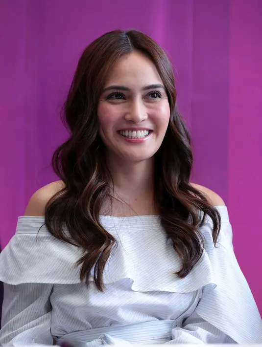 Mirip dengan film perdananya, sekuel ini juga banyak adegan mesra dengan lawan mainnya, Samuel Rizal yang berperan sebagai Adit. Berbeda dengan kondisi sekarang yang telah memiliki suami. (Deki Prayoga/Bintang.com)