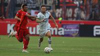 Pemain Persib Bandung, Marc Klok (kanan) berusaha melewati pemain Persija Jakarta, Resky Fandi pada laga pekan ke-11 BRI Liga 1 2023/2024 di Stadion Patriot Candrabhaga, Bekasi, Sabtu (2/9/2023). (Bola.com/Ikhwan Yanuar)