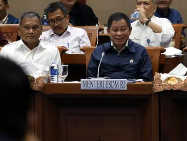 Menteri ESDM, Ignasius Jonan (tengah) didampingi Wakil Menteri ESDM, Arcandra Tahar (kanan) saat rapat kerja dengan Komisi VII di Gedung Parlemen, Senayan, Jakarta, Rabu (28/8/2019). Komisi VII DPR RI memanggil Menteri ESDM untuk membahas asumsi makro sektor ESDM. (Liputan6.com/Johan Tallo)