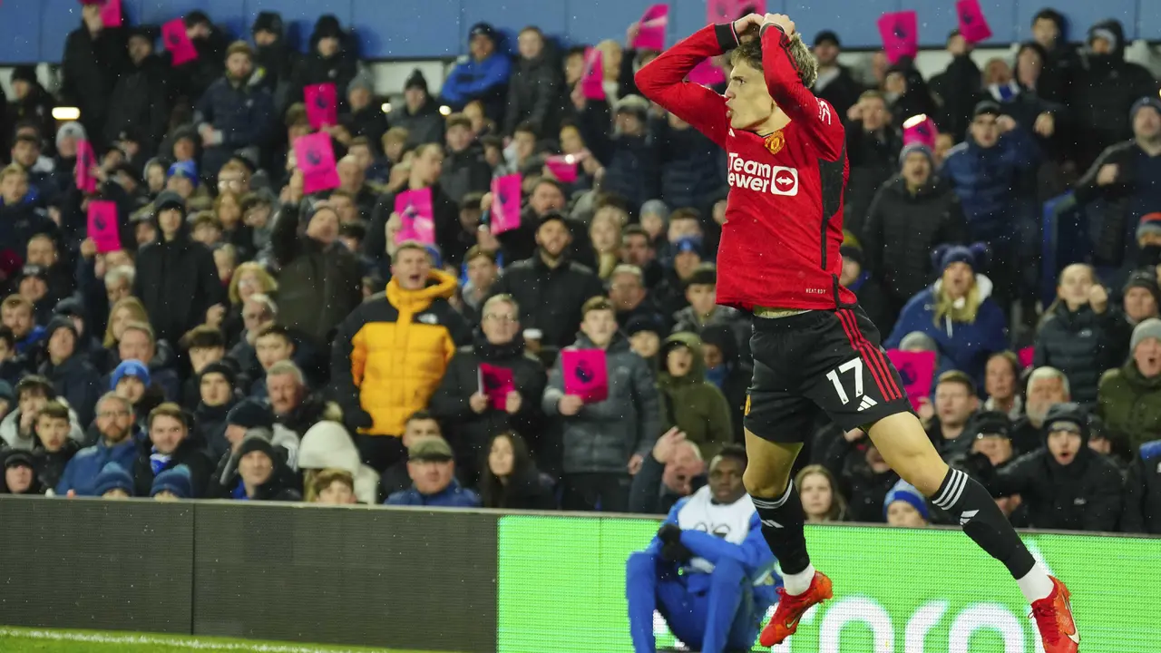 Foto: Garnacho Cetak Gol Salto dan Selebrasi ala Cristiano Ronaldo saat MU Menang Telak atas Everton