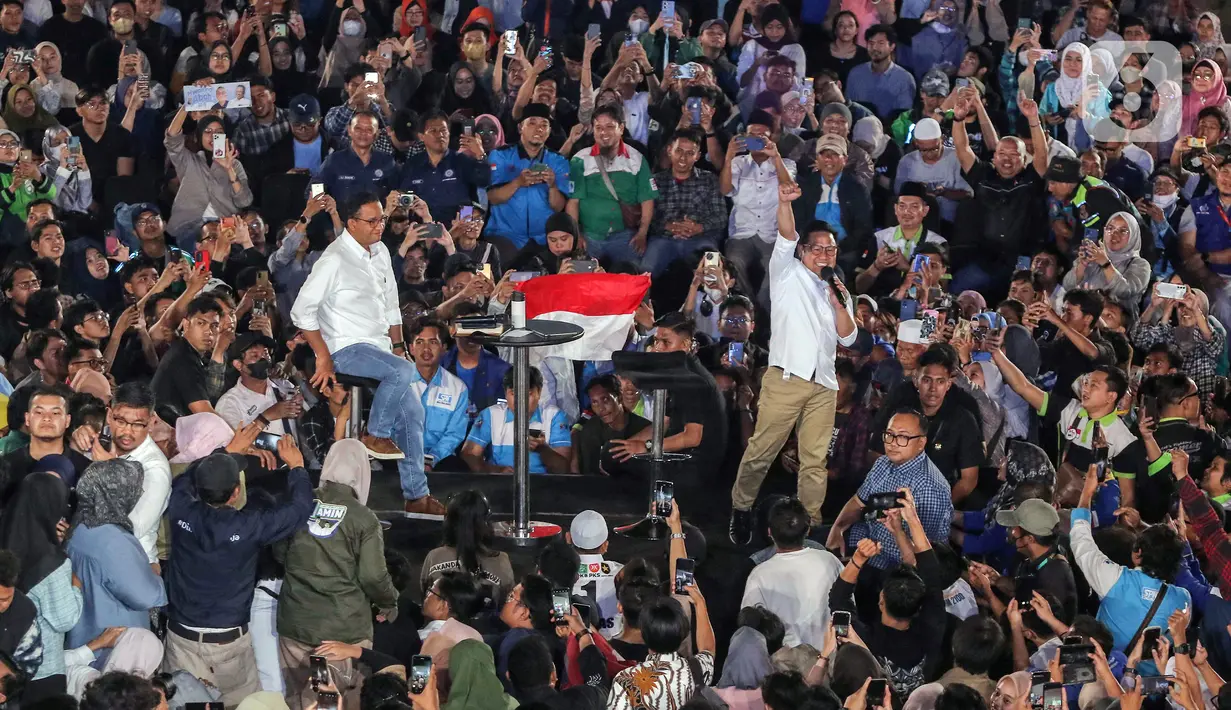<p>Calon presiden dan calon wakil presiden nomor urut 01 Anies Baswedan (kiri) - Muhaimin Iskandar (kanan) dalam acara Desak dan Slepet AMIN di JIExpo, Kemayoran, Jakarta, Senin (29/1/2024). Acara tersebut dihadiri kelompok mahasiswa, ojek online, hingga buruh. (Liputan6.com/Angga Yuniar)</p>