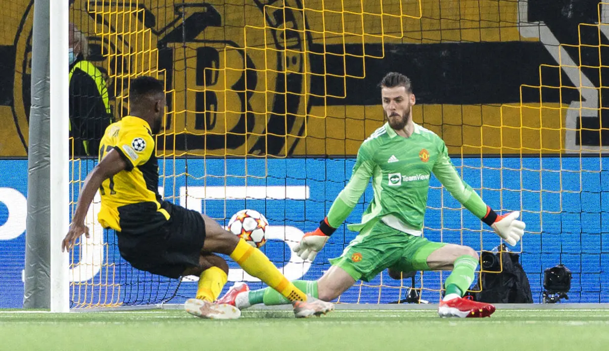 Pemain Young Boys Jordan Siebatcheu (kiri) mencetak gol ke gawang Manchester United yang dijaga kiper David De Gea pada pertandingan Grup F Liga Champions di Stadion Wankdorf, Bern, Swiss, Selasa (14/9/2021). Young Boys menang 2-1. (Alessandro della Valle/Keystone via AP)