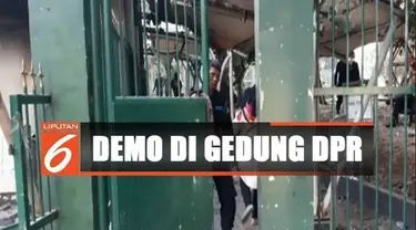 Tidak hanya menyisakan sampah, gas air mata yang ditembakkan kemarin masih terasa hingga pagi ini.