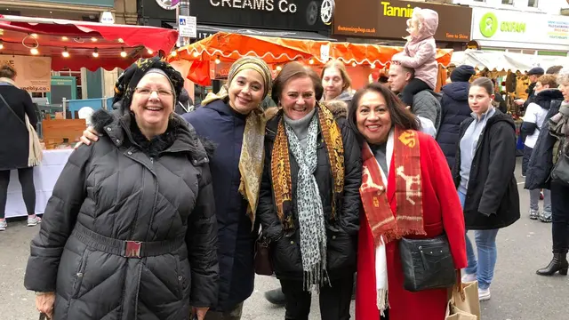 Ayu Azhari  saat memperkenalkan kain tenun khas daerah Nusa Tenggara Timur (NTT) dalam sebuah acara festival di Lyric Square Hammersmith, London, Inggris, pada 7 Desember 2019.