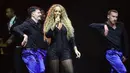 Penyanyi yang pernah meraih lima Grammy Awards ini berhasil tampil dengan lagu dengan nada-nada tinggi yang menjadi ciri khasnya, lewat "Hero", "Without You", "My All", "Fantasy", dan "Always Be My Baby". (Kapanlagi.com/Budy Santoso)