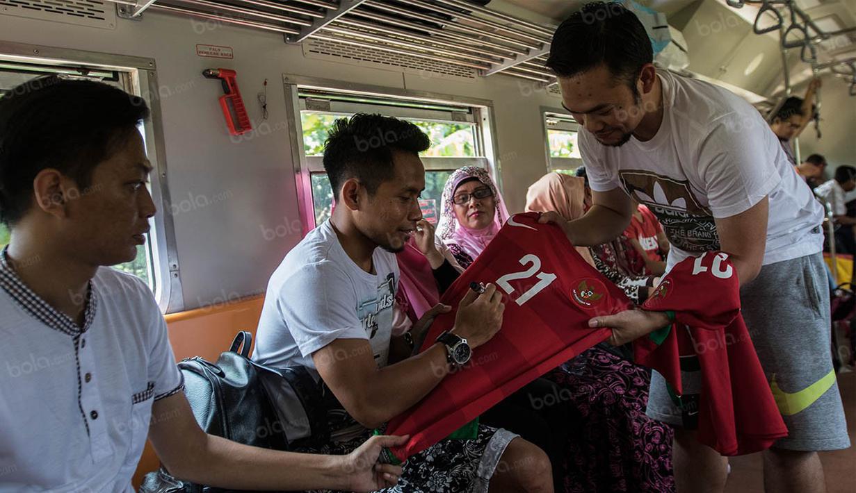 Dalam perjalanan seorang fans meminta tanda tangan kepada Andik Vermansah pada baju timnas Indonesia yang dimilikinya. (Bola.com/Vitalis Yogi Trisna)