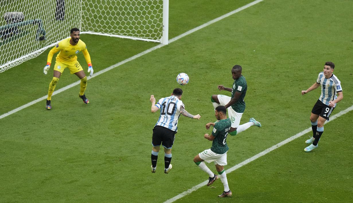 Lionel Messi beberapa kali mengancam gawang Arab Saudi yang dijaga oleh Mohammed Al-Owais.Namun barisan pertahanan Arab Saudi masih kompak untuk terus mengawal pergerakan Messi. (AP Photo/Luca Bruno)