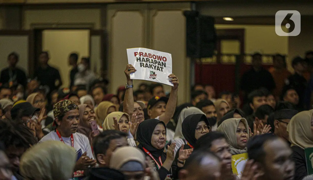 Mereka juga mengangkat poster bertuliskan Prabowo harapan rakyat, Prabowo ikhlas berjuang untuk bangsa. (Liputan6.com/Faizal Fanani)