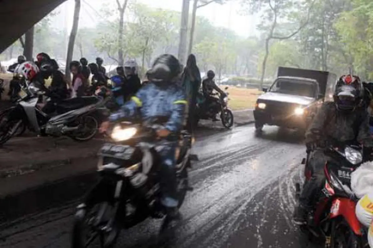 Neduh Sembarangan Saat Hujan, Pemotor Bisa Ditilang Polisi!