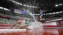 Atlet Maroko Mohamed Tindouft jatuh di samping atlet Italia Ala Zoghlami saat berlaga pada nomor lari halang rintang 3000m putra Olimpiade Tokyo 2020 di Stadion Olimpiade di Tokyo pada 30 Juli 2021. (Andrej ISAKOVIC / AFP)