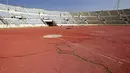 Sebagian kerusakan Stadion Camille Chamoun Sports City yang menjadi tuan rumah Pan-Arab Games 1997, Piala AFC 2000, dan Jeux de la Francophonie 2009, di Beirut, pada 8 Oktober 2021. Stadion itu kini menjadi arena yang terbengkalai saat Lebanon berjuang melawan krisis keuangan. (ANWAR AMRO/AFP)