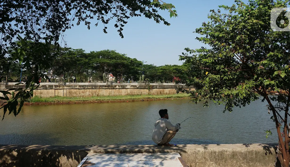 Seorang pria memancing di Waduk Cavalio, Jakarta, Jumat (4/10/2019). Dinas Sumber Daya Air DKI Jakarta mengalokasikan anggaran sebesar Rp 288,49 miliar pada 2020 untuk program naturalisasi sungai dan waduk guna mengatasi masalah banjir di Ibu Kota. (Liputan6.com/Johan Tallo)