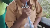 Tangkapan layar video bocah Sekolah Dasar (SD) di pegunungan Papua membeli jajan minum air putih viral di media sosial. (Liputan6.com/ Dok Ist @Heraloebss)