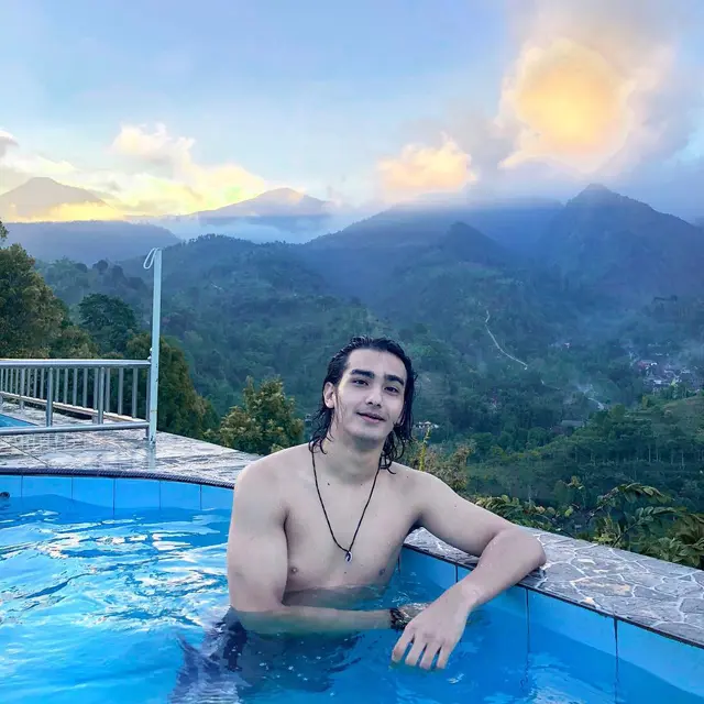 Mahdy Reza (https://www.instagram.com/p/BlIeaUYBIWb/)