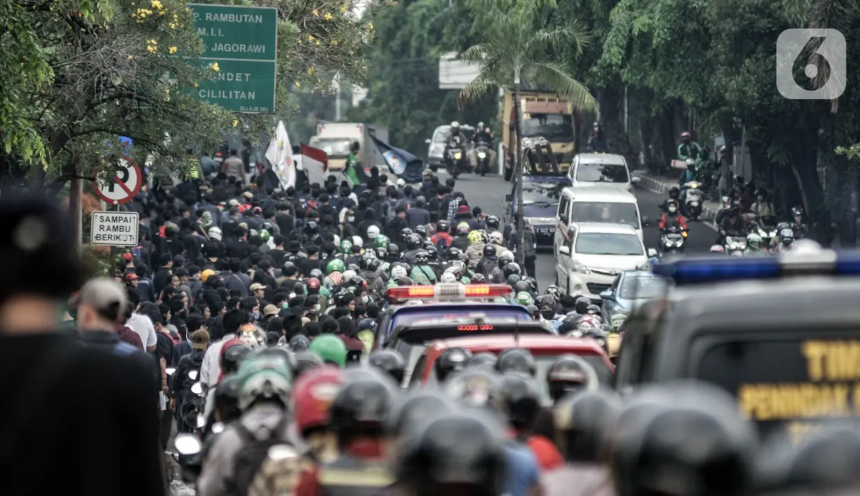 Mahasiswa Universitas Indraprasta atau Unindra menggelar longmarch menolak UU Cipta Kerja di Jalan TB Simatupang, Jakarta, Rabu (7/10/2020). Sekitar 200 mahasiswa Unindra longmarch sebagai bentuk kekecewaan atas pemerintah dan DPR yang telah mengesahkan UU Cipta Kerja. (merdeka.com/Iqbal S. Nugroho)