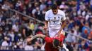 Bek timnas Prancis, Raphael Varane (atas) berebut bola dengan pemain depan Bulgaria, Martin Minchev pada laga uji coba menjelang Piala Eropa 2020 di Stade de France, Rabu (9/6/2021) dini hari WIB. Timnas Prancis menaklukkan Bulgaria dengan skor meyakinkan 3-0. (FRANCK FIFE / AFP)