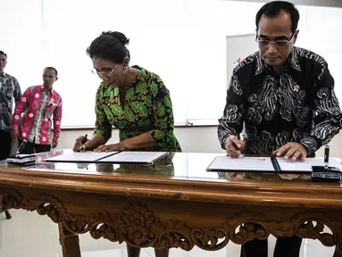 Menteri Kelautan dan Perikanan Susi Pudjiastuti dan Menhub Budi Karya Sumadi menandatangani Mou dalam upaya pemberantasan pencurian ikan melalui Program Penguatan Armada Kapal Perikanan Nasional di Jakarta, Senin (28/11). (Liputan6.com/Faizal Fanani)