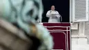 Paus Fransiskus memimpin Doa Angelus dari jendela yang menghadap Lapangan Santo Petrus di Vatikan, Minggu (1/3/2020). Ini adalah penampilan publik pertamanya sejak Misa Rabu Abu di Roma, di mana Pemimpin umat Katolik itu terlihat batuk dan bersin.(Filippo MONTEFORTE/AFP)