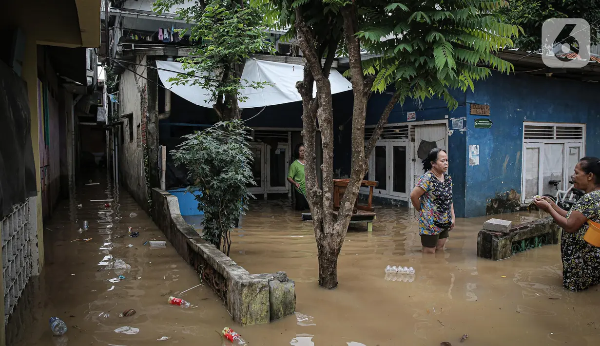 Aktivitas warga saat banjir di kawasan Rawajati, Kalibata, Jakarta, Senin (10/10/2022). Tingginya curah hujan di kawasan Bogor mengakibatkan ratusan rumah di enam RT Kelurahan Rawajati terendam banjir dengan ketinggian mencapai dua meter. (Liputan6.com/Faizal Fanani)